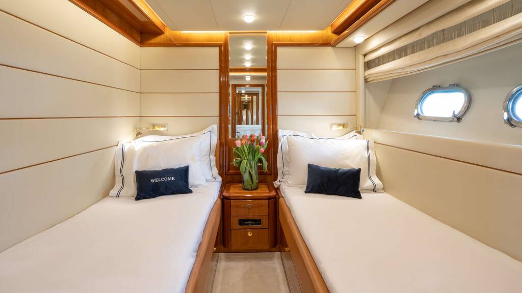 Ferretti Yachts 880 Estia YI